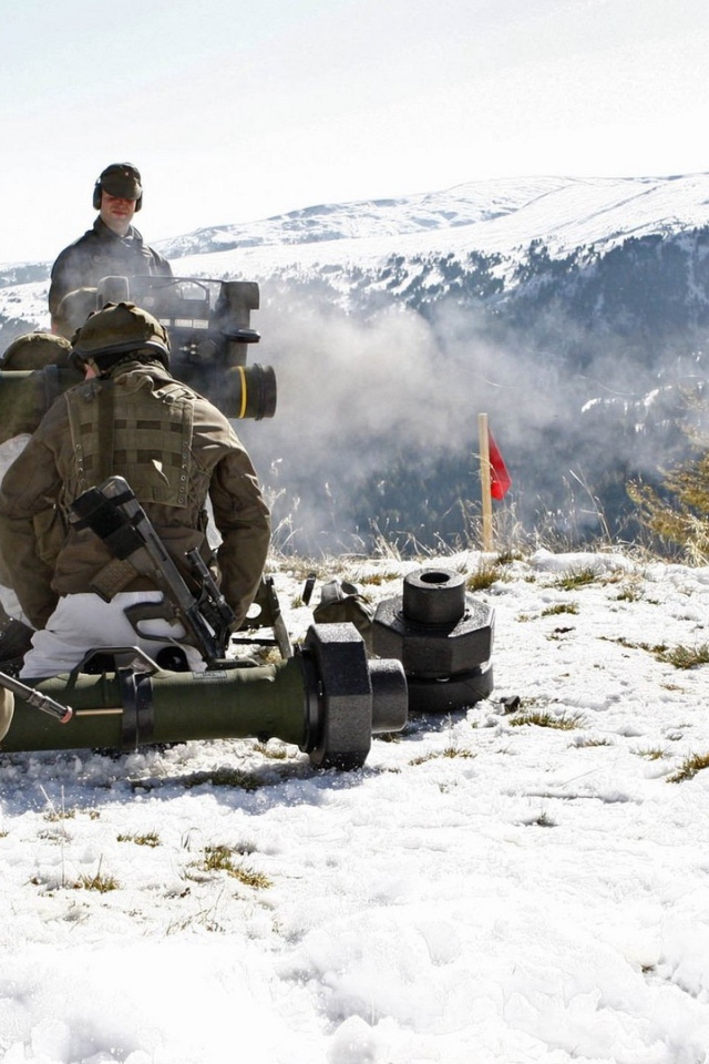 Солдаты тренируются в горах Австрии