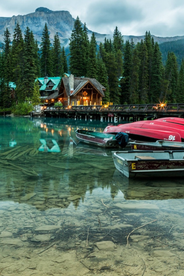 Лодки на озере в национальном парке Банф, Канада