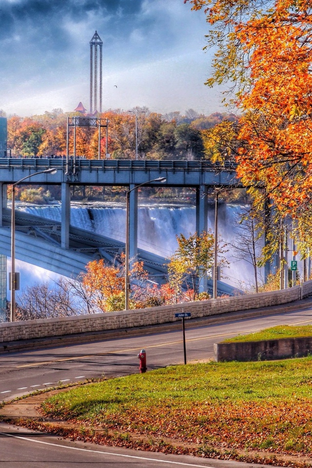 Мост над водопадом в Канаде