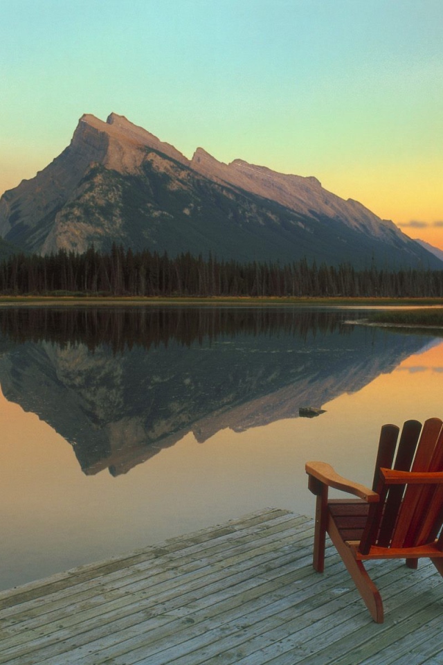 Шезлонг на берегу озера, Банф Канада
