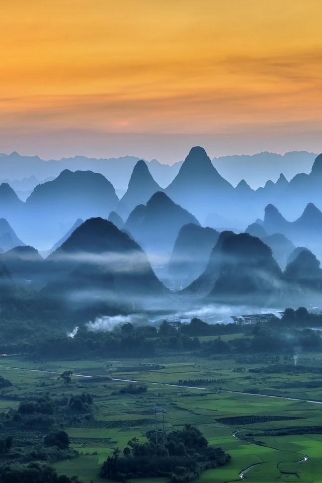 Туманное утро среди холмов в Китае