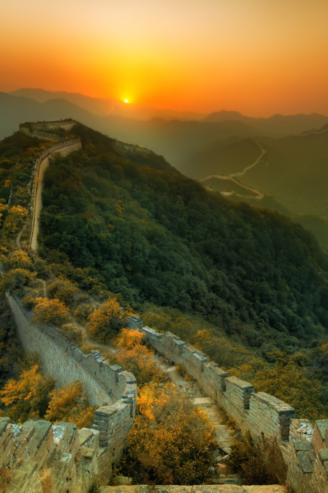Туманный восход над Китайской стеной