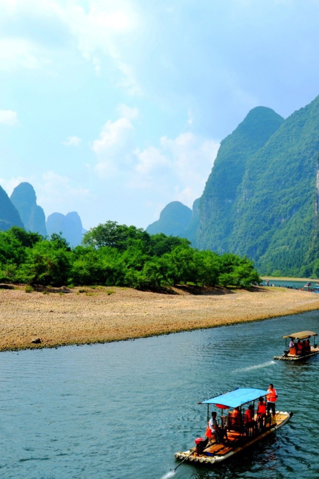 Сплав на лодках по реке в Китае