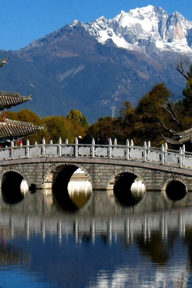 Мост над рекой в горах Китая
