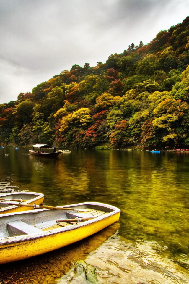 Желтые лодки у берега реки в Китае