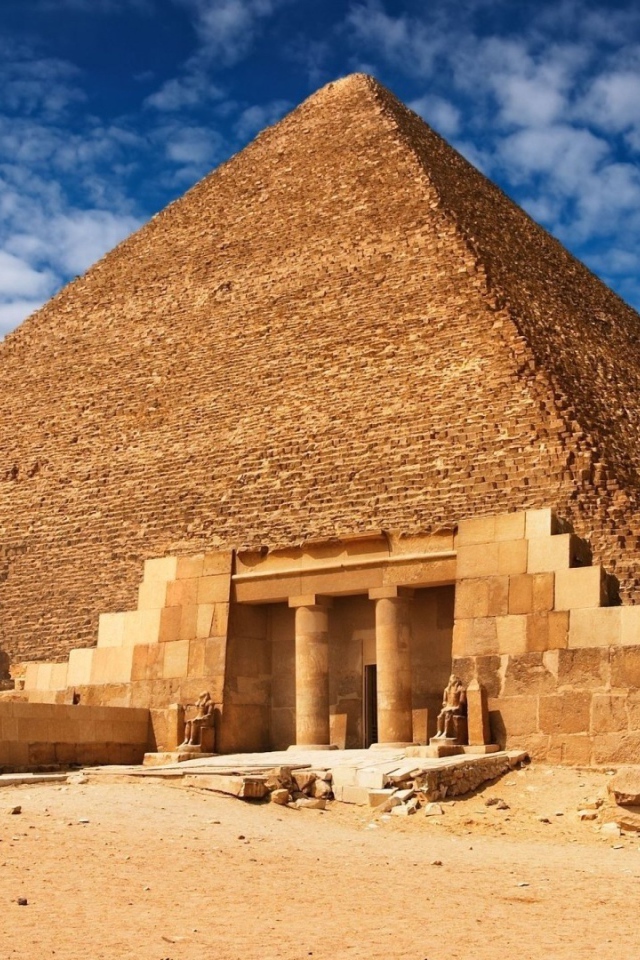 Вход в пирамиду в Египте