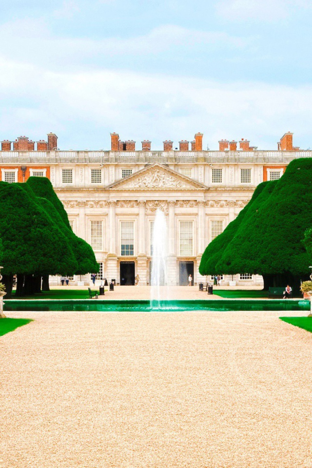 Великолепный замок Хамптон в Англии