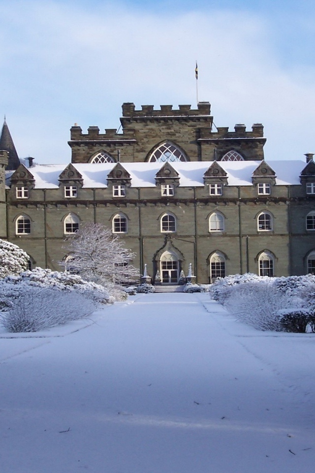 Заснеженный замок в Шотландии
