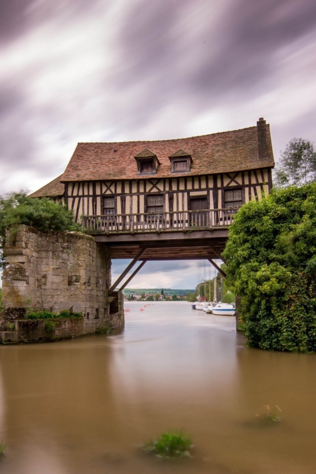 Дом на мосту над рекой, Франция