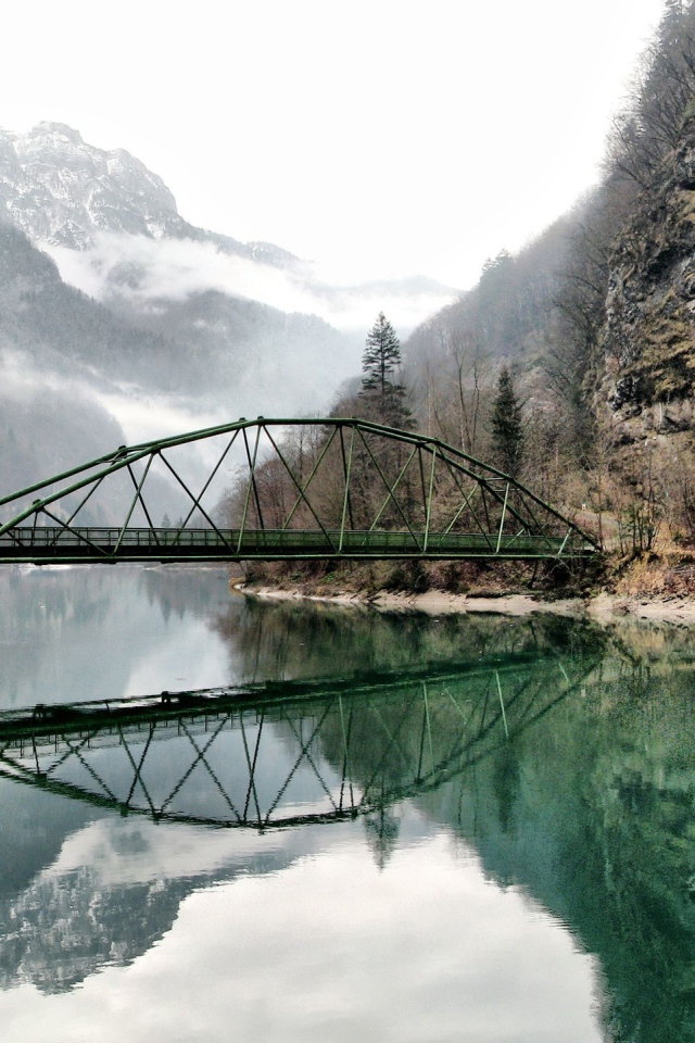 Мост на реке среди гор, Франция