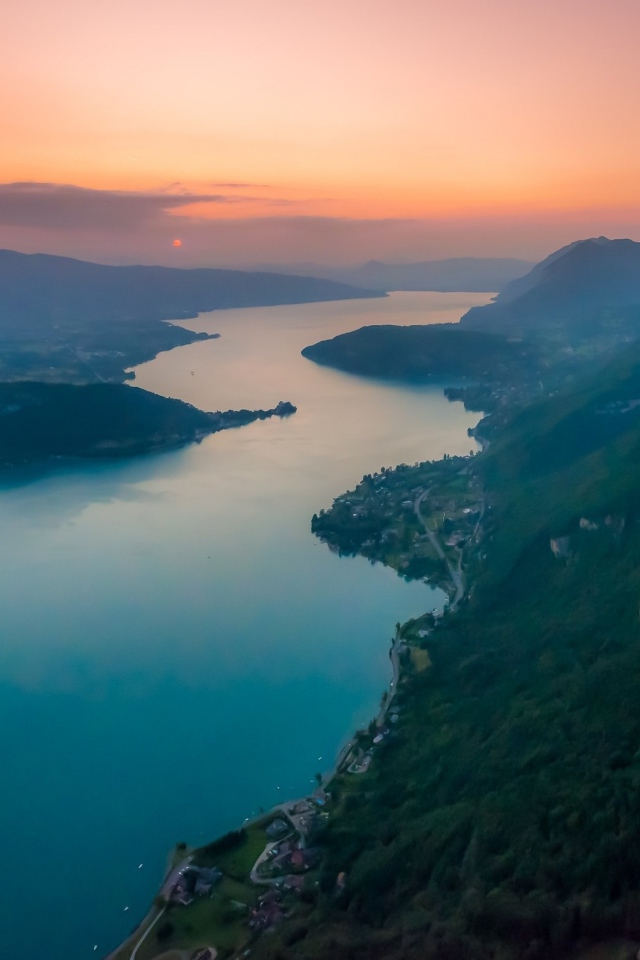 Холмы над рекой во Франции