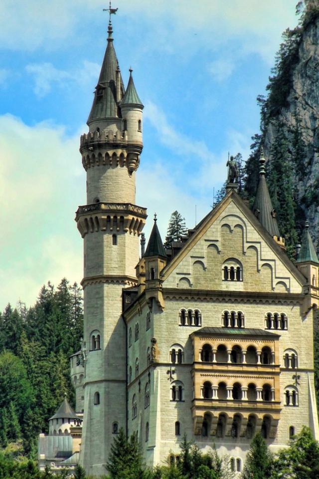 Замок у скалы в Германии