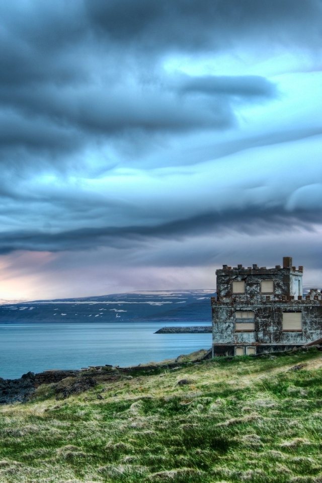 Небольшое строение на берегу озера в Исландии