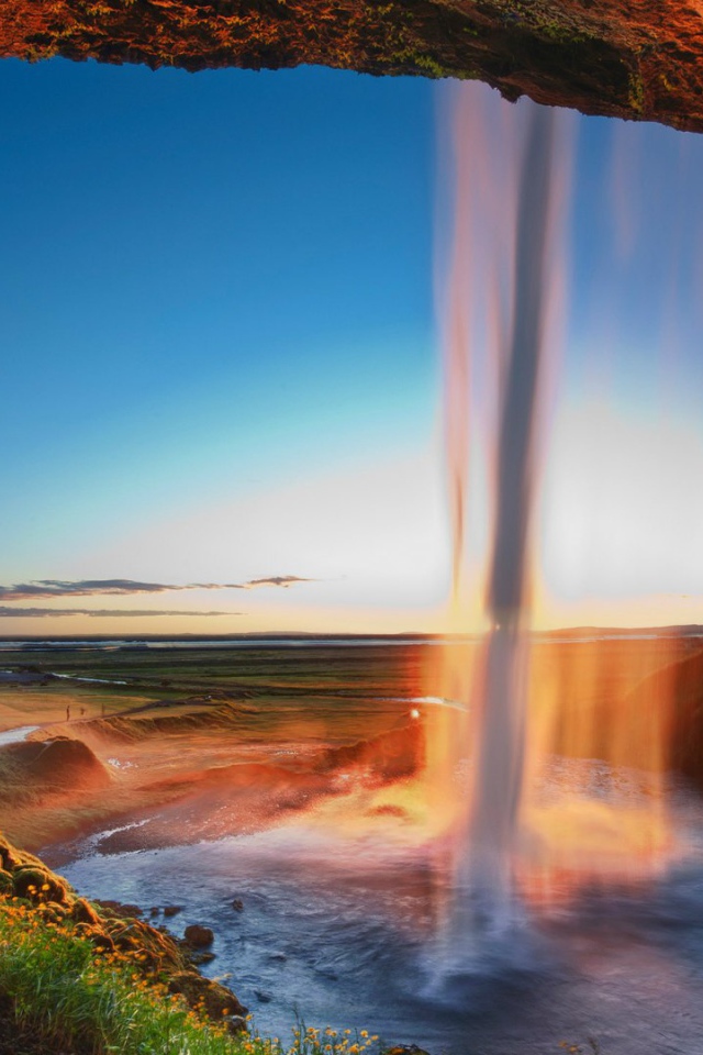 Красивый водопад в Исландии