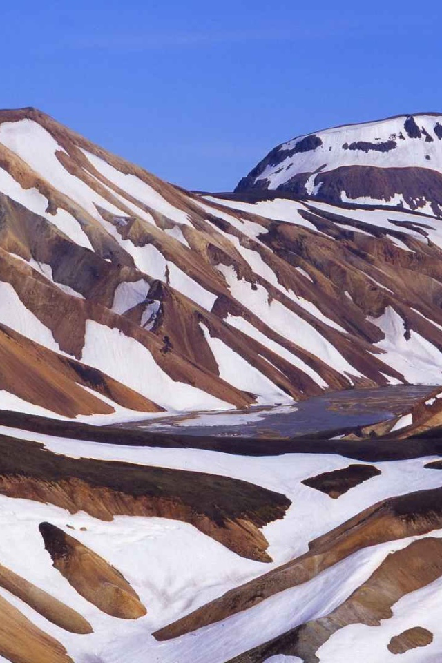 Коричневые горы в снегу в Исландии