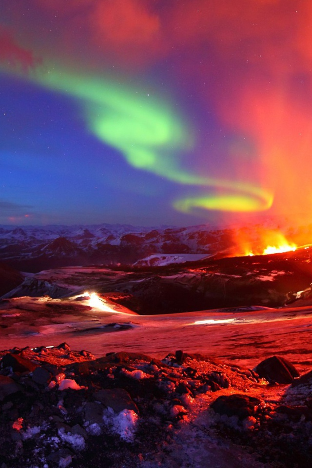 Извержение вулкана и северное сияние на одной фотографии. Исландия
