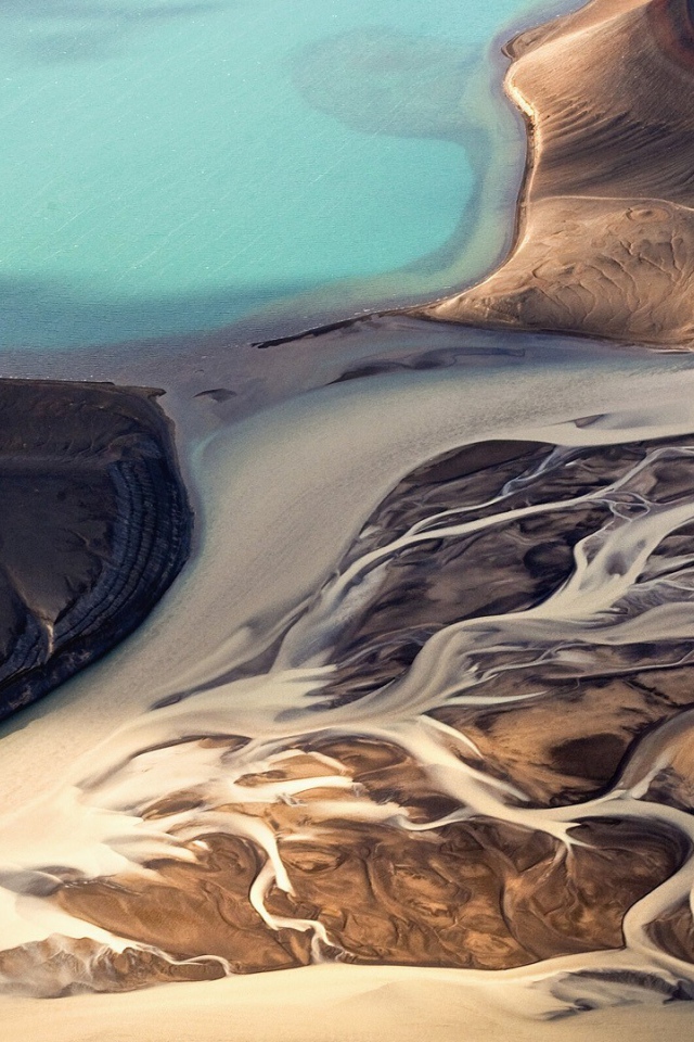 Суровый пейзаж в Исландии