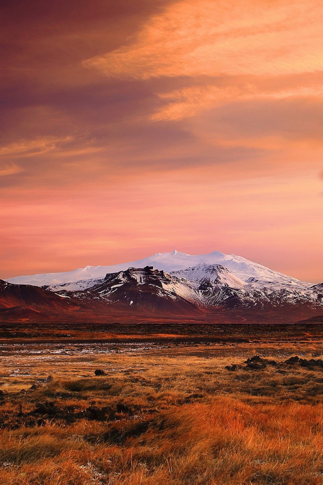 Равнины и горы в Исландии на закате солнца
