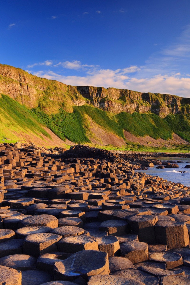 Ступенчатые скалы на берегу в Ирландии