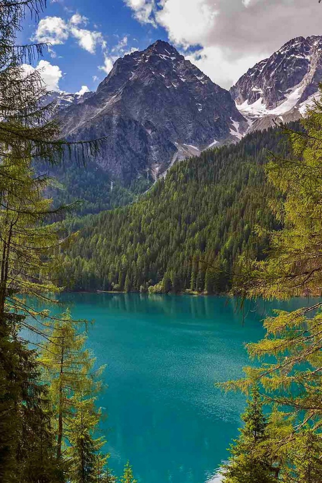 Лазурное озеро в итальянских Альпах