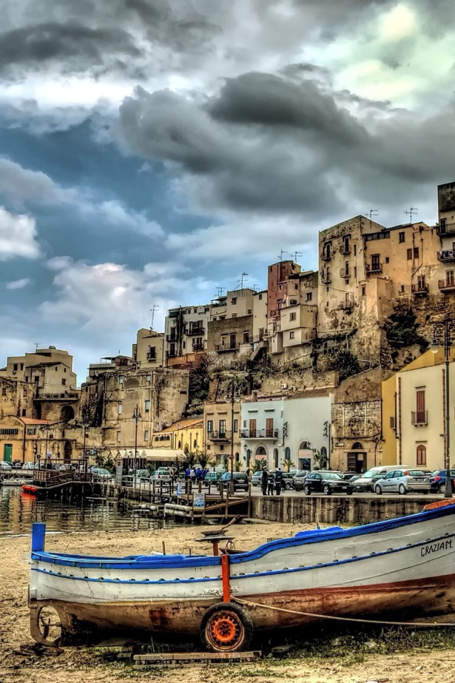 Лодка на берегу в Италии, HDR фото