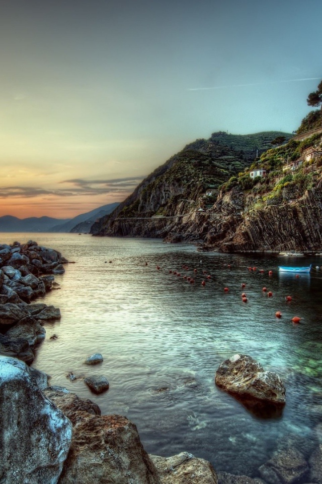 Берег моря на закате, курорт Чинкве-Терре в Италии