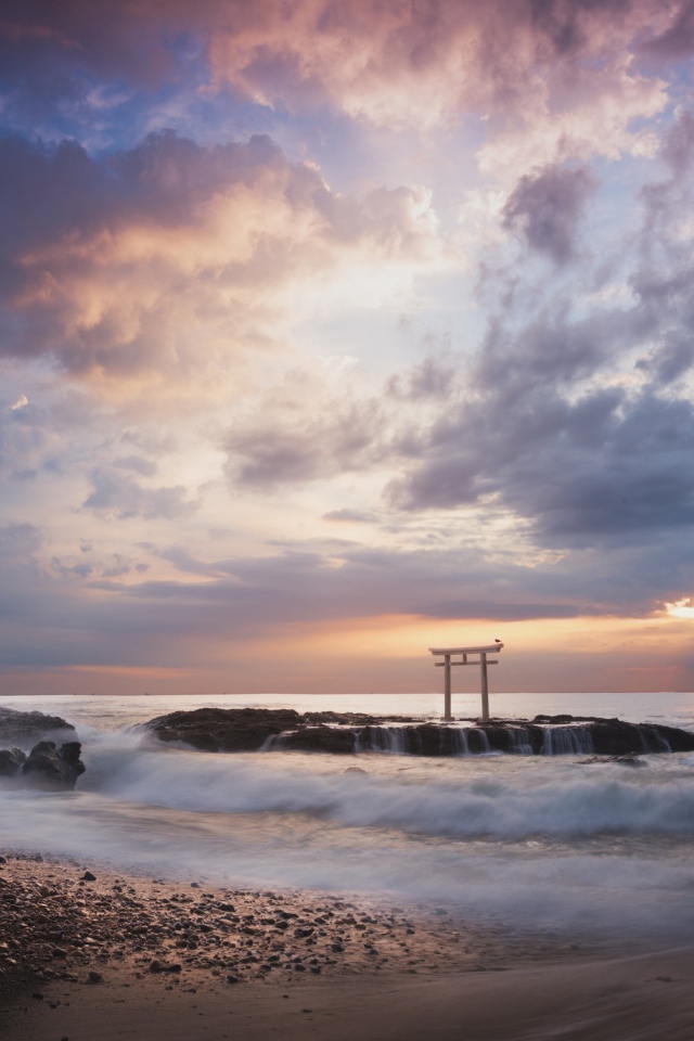 Японская арка на берегу моря