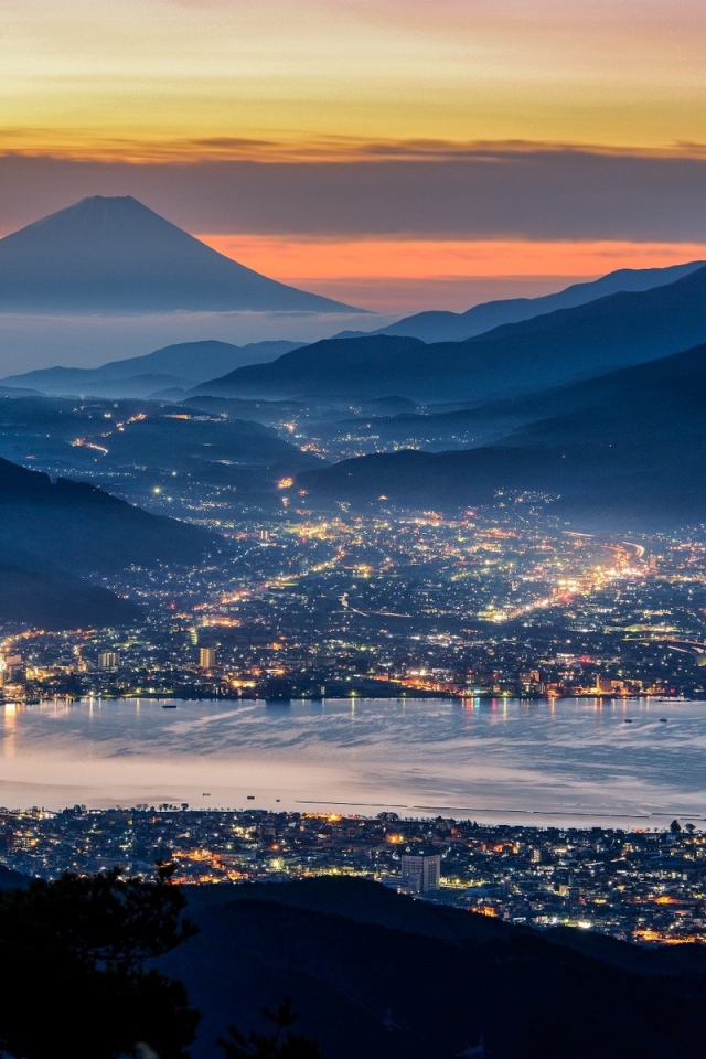 Ночной город на фоне горы Фудзи, Япония