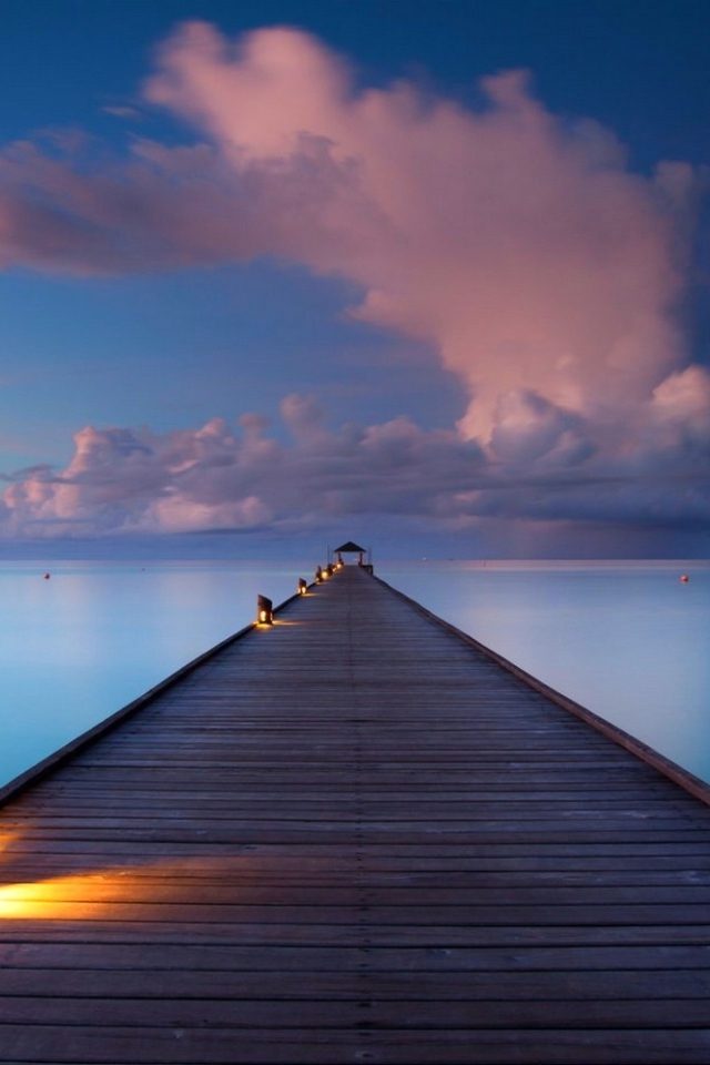 Подсветка деревянного пирса на Мальдивах