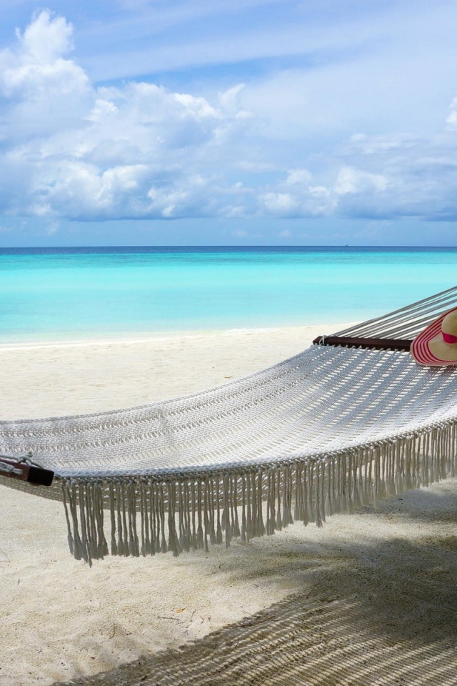Белый гамак на пляже, Мальдивы