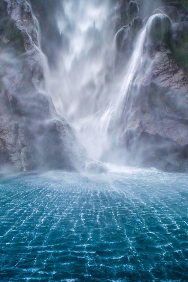 Великолепный водопад в Милфорд-Саунд, Новая Зеландия