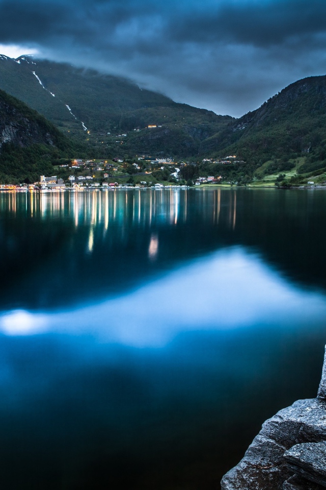 Лодка у пристани горного озера в Норвегии
