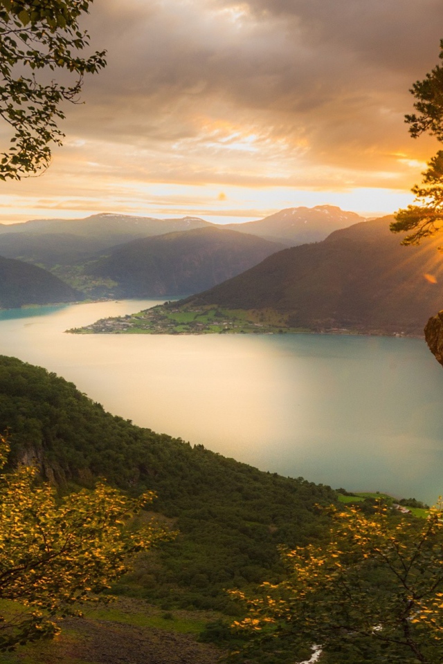 Олень на фоне заката в Норвегии