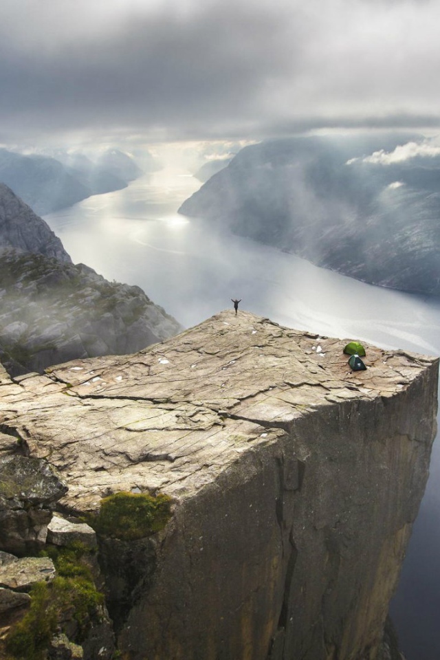 Гигантский утёс Прекестулен в Норвегии