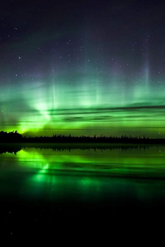 Северное сияние над водой в Норвегии