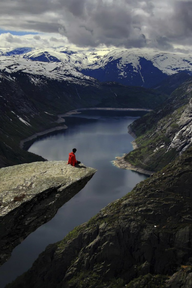 Скала над фьордом в Норвегии
