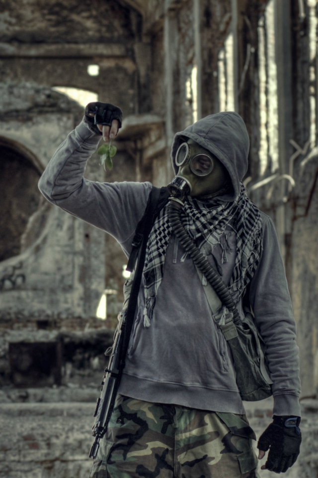 Сталкер в заброшенном здании в Польше