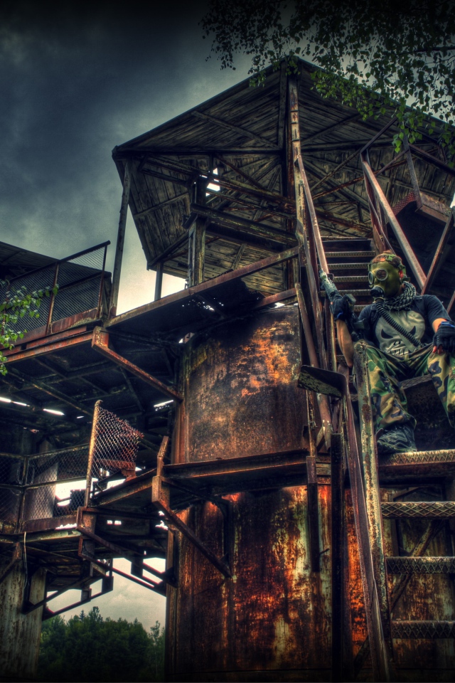 Сталкер на руинах в Польше