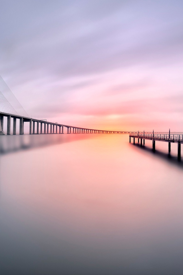 Мост через залив в Португалии