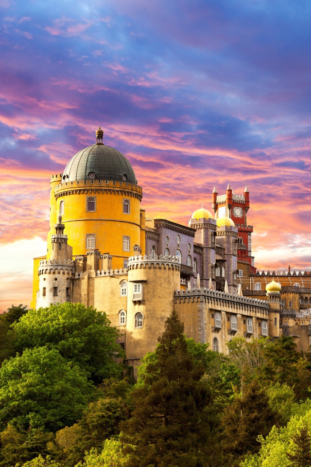 Прекрасный замок на холме, Португалия