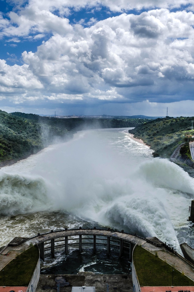 Электростанция на реке в Португалии