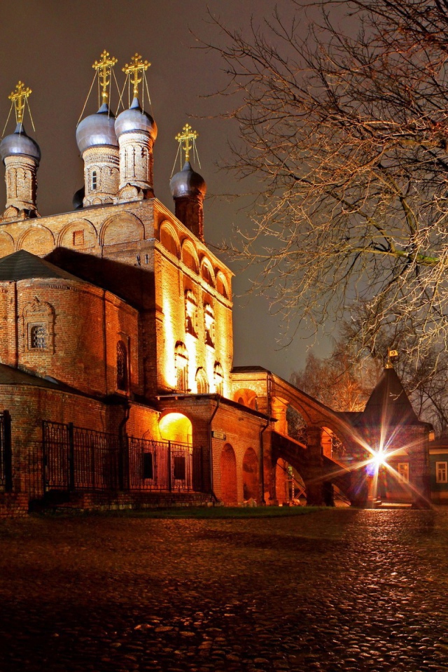 Древний монастырь на просторах России