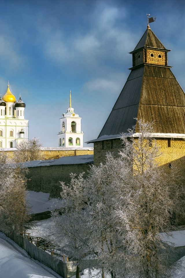 Зимний псковский кремль