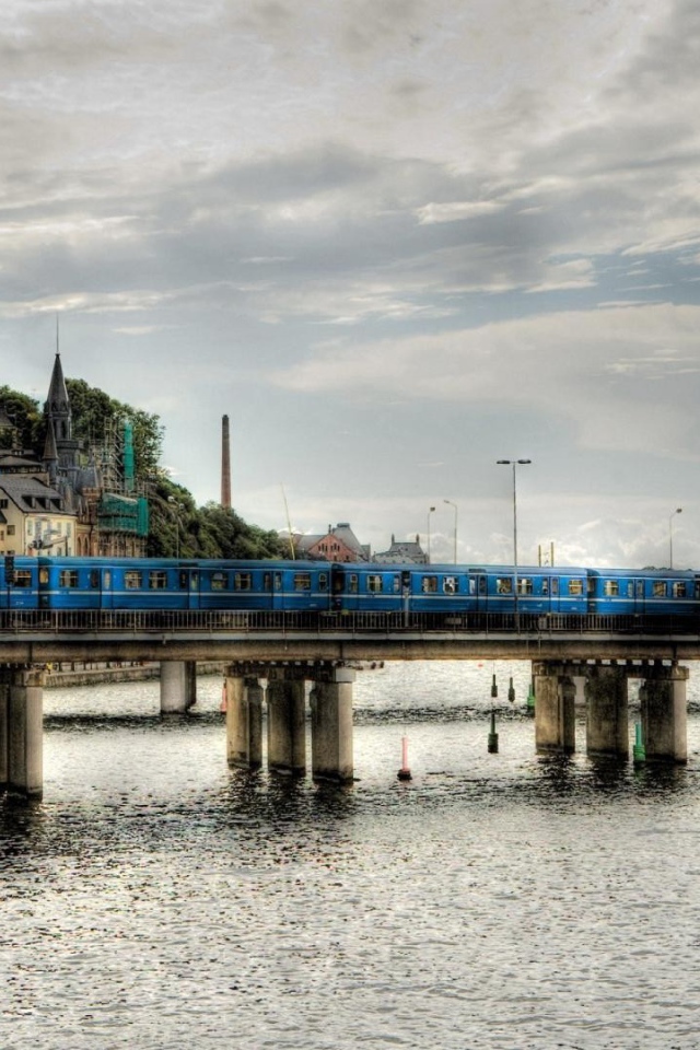 Поезд на мосту, Швеция