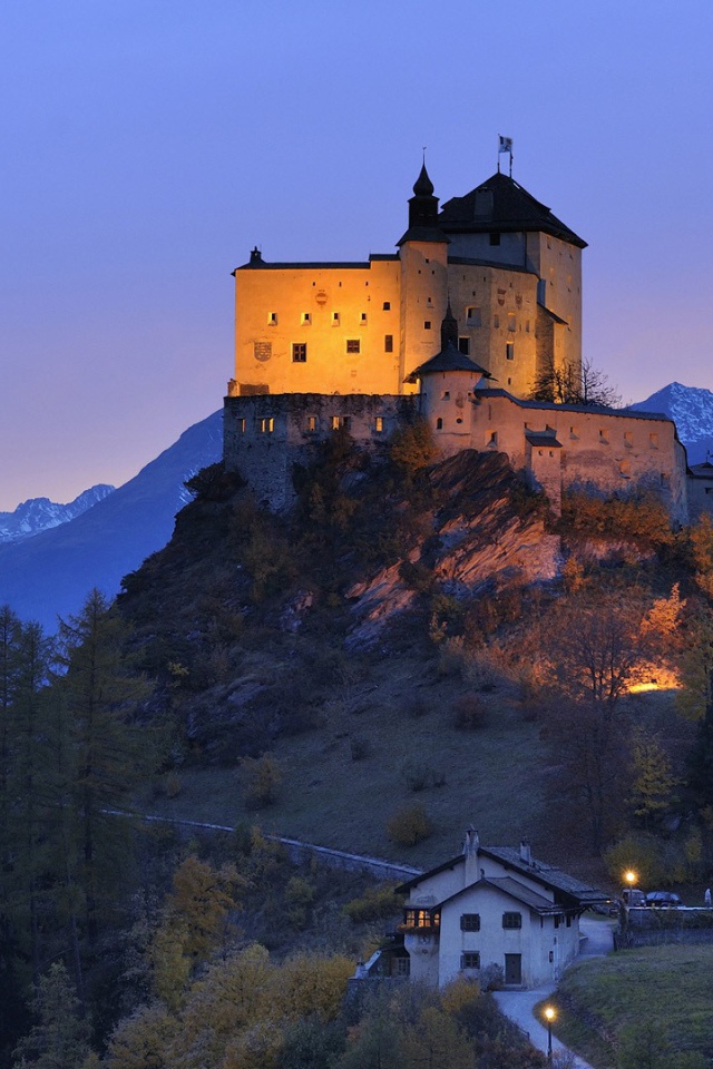 Замок на холме в Швейцарии