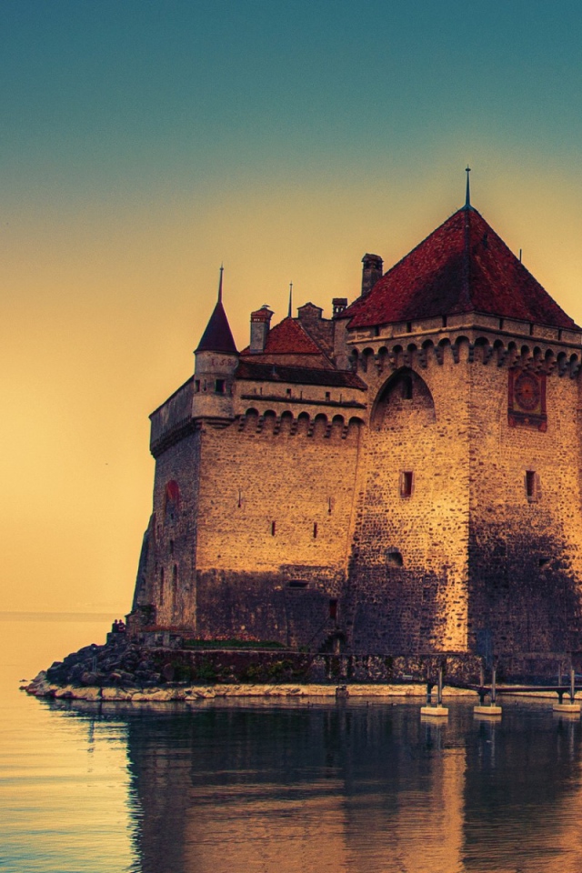 Шильонский замок на берегу Женевского озера