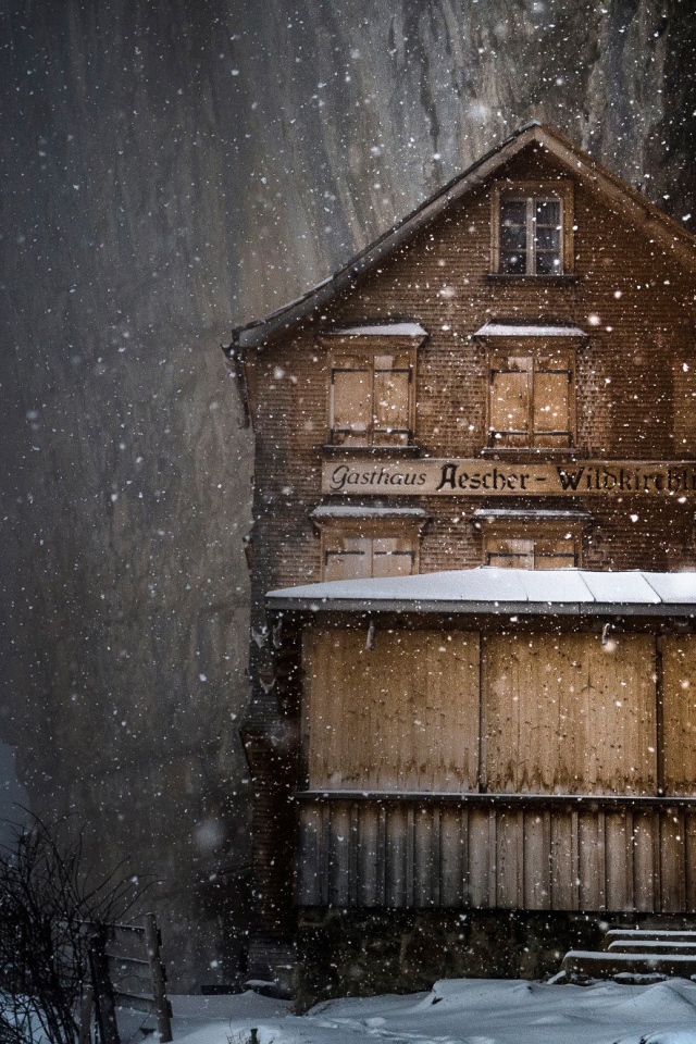 Старинная гостиница в горах, Швейцария