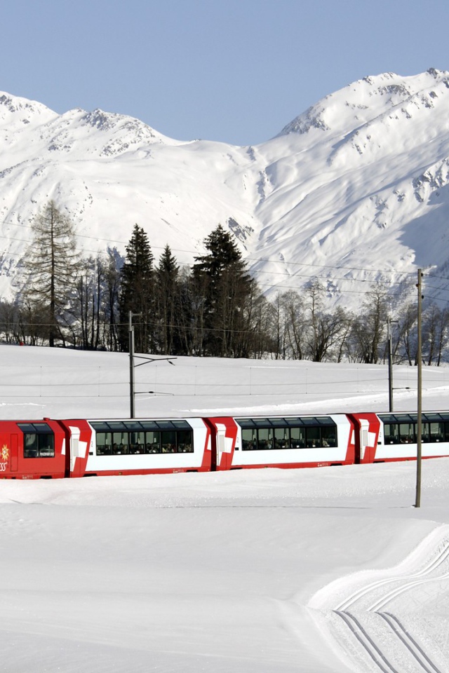 Пассажирский поезд в снегах в Швейцарии
