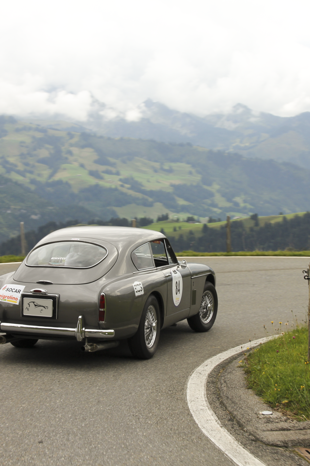 Ретро автомобиль на горной дороге в Швейцарии