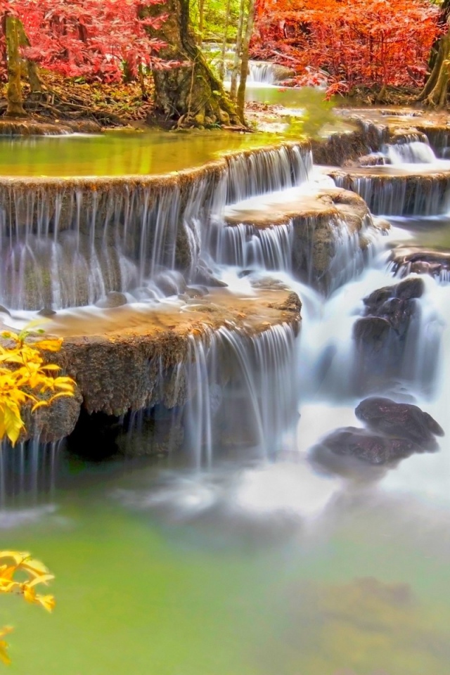Ступенчатый водопад в тропиках Таиланда